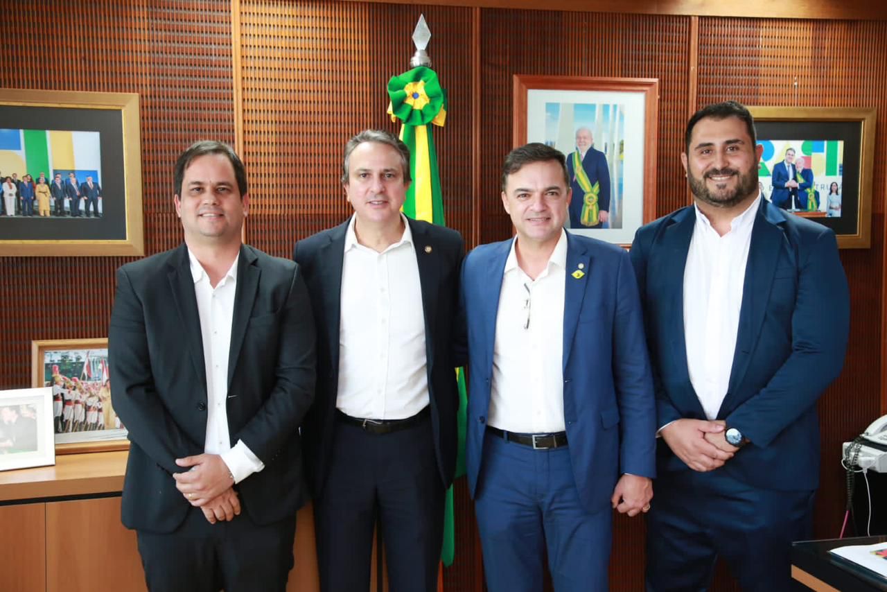 Fernando Santana leva prefeitos do Cariri para agenda com o ministro Camilo Santana, em Brasília