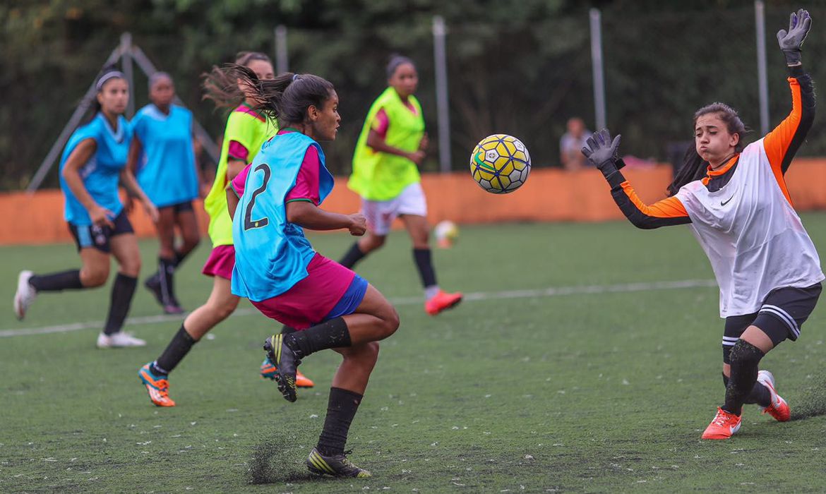 Futebol feminino ainda é predominantemente amador no Brasil