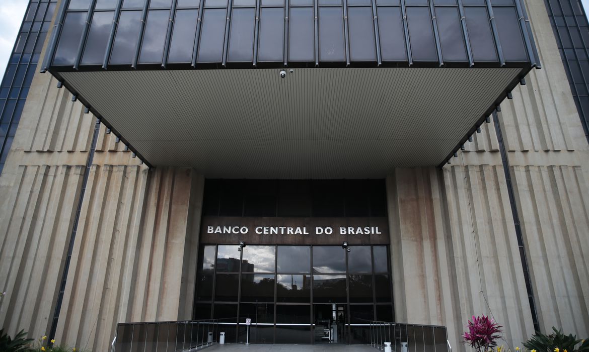 Com alta do dólar e dos gastos públicos, Banco Central avalia subir juros