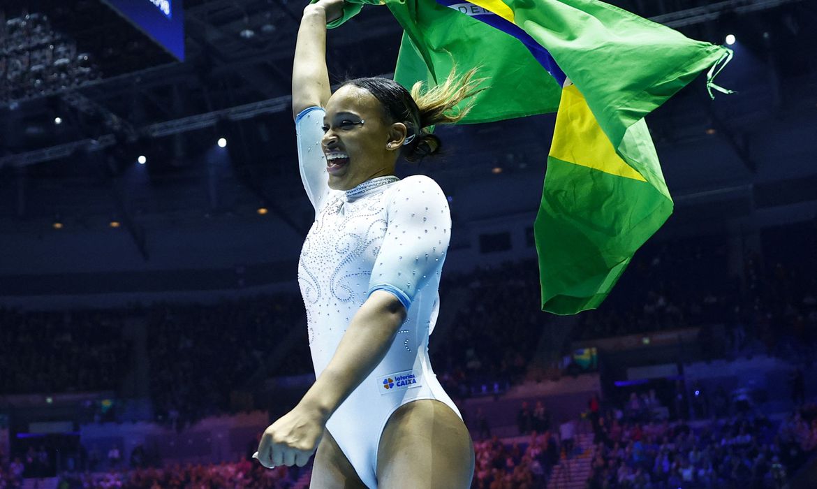 Rebeca Andrade leva prata nas barras assimétricas na Copa do Mundo