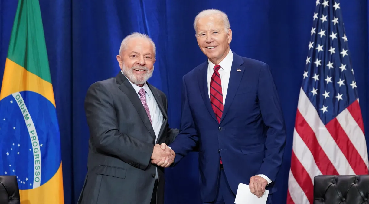 Em encontro com Biden, Lula diz que EUA e Brasil devem se tratar como “amigos com objetivo em comum”.