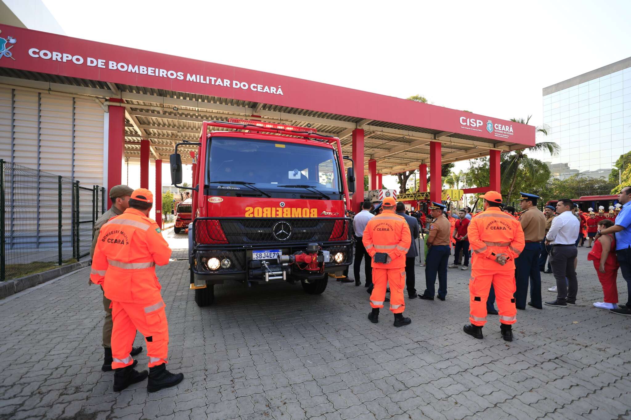 Corpo de Bombeiros recebe caminhão de combate a incêndio florestal com capacidade para 5 mil litros de água