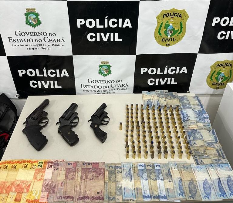 Jovem é presa após ser flagrada com armas e munições em Juazeiro do Norte