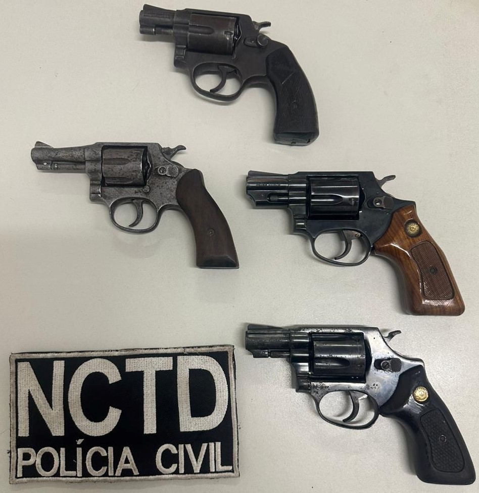 Polícia Civil prende em flagrante dupla em posse de quatro armas de fogo no Crato