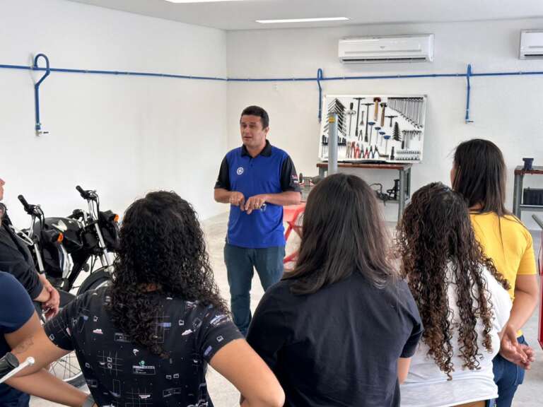 Assistidas pela Casa da Mulher Brasileira compõem primeira turma do curso de Mecânica de Motocicletas do Senai Ceará