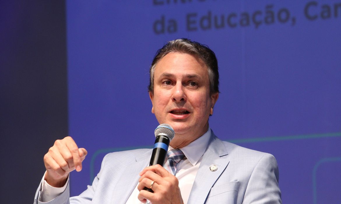 Ministro Camilo Santana anuncia que estudantes do ensino médio terão bolsa de permanência escolar