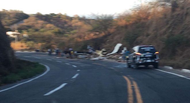 Caminhão capota em Caririaçu e casal fica bastante ferido