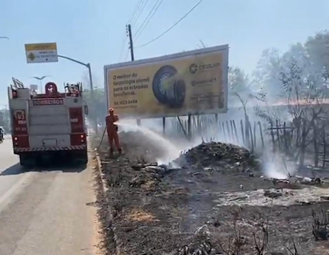 Incêndio de grandes proporções atinge terreno na divisa entre Juazeiro do Norte e Crato