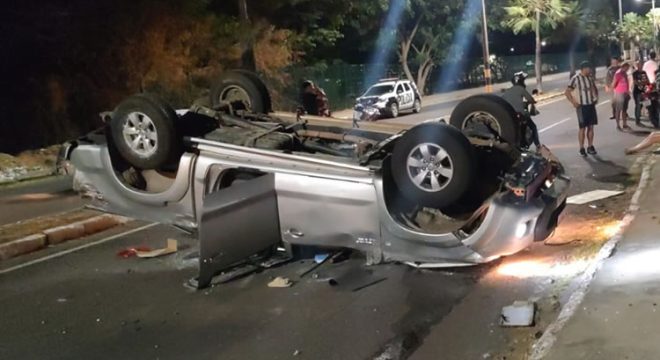 Carro Hilux capota com jovem de 19 anos e mais duas pessoas em Juazeiro do Norte