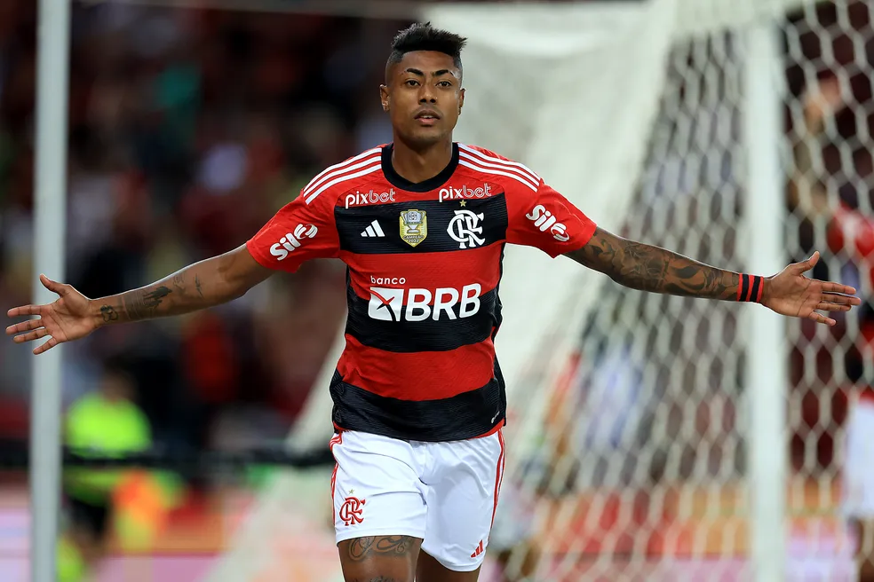 Palmeiras mostra interesse em Bruno Henrique, ainda com futuro incerto no Flamengo.