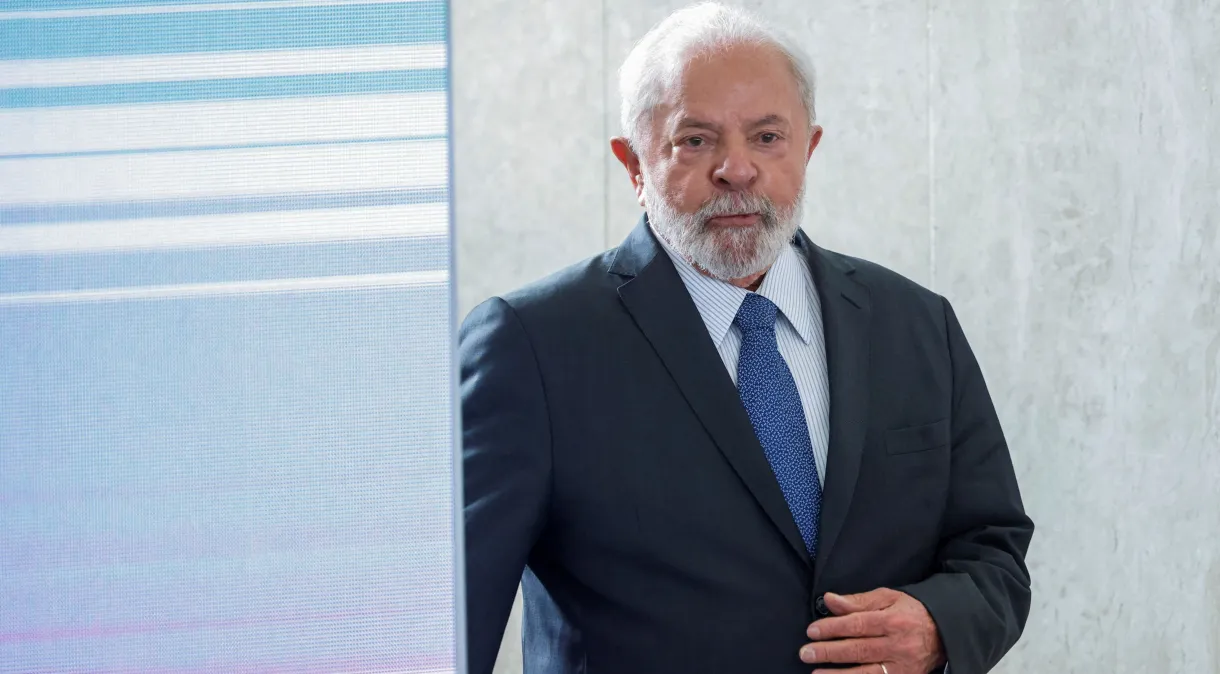 Lula passará por cirurgia no quadril em Brasília para evitar locomoções no pós-operatório.