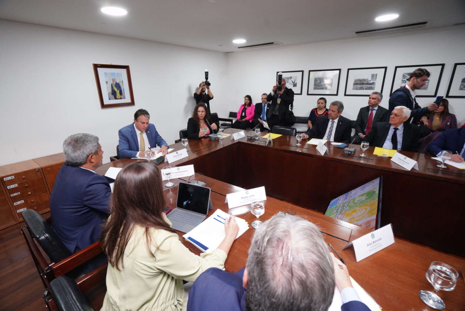 Governador discute flexibilidade no diálogo do Governo Federal com cada estado em reunião com ministros da Educação e Gestão