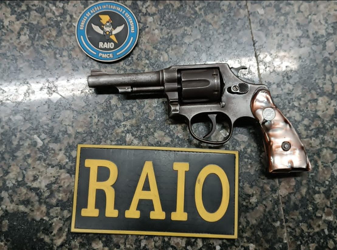 RAIO apreende arma abandonada num matagal da cidade do Crato