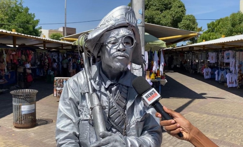 Conheça Roberto, a estátua humana que faz sucesso durante as romarias em Juazeiro do Norte