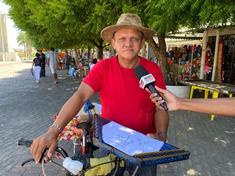 Especial Romarias: seu Zeca propaga a venda ambulante de cítaras no comércio de Juazeiro do Norte; assista