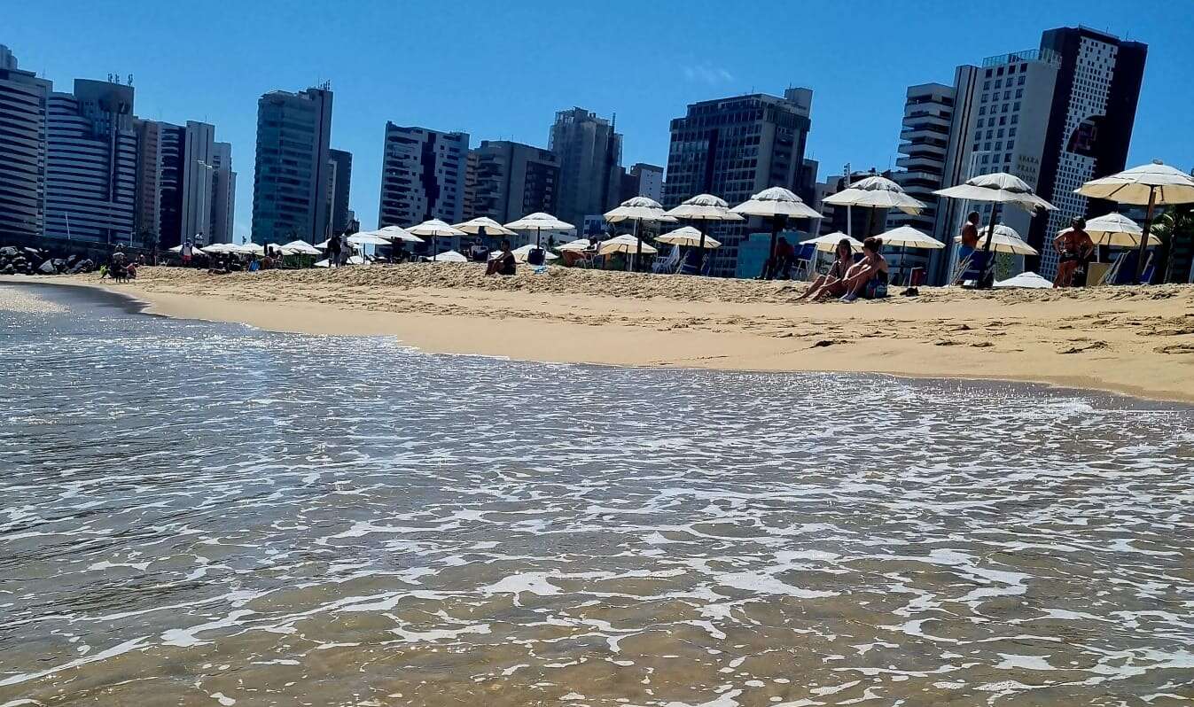 Praia do Futuro e mais 14 trechos estão próprios para banho de mar neste feriadão, em Fortaleza