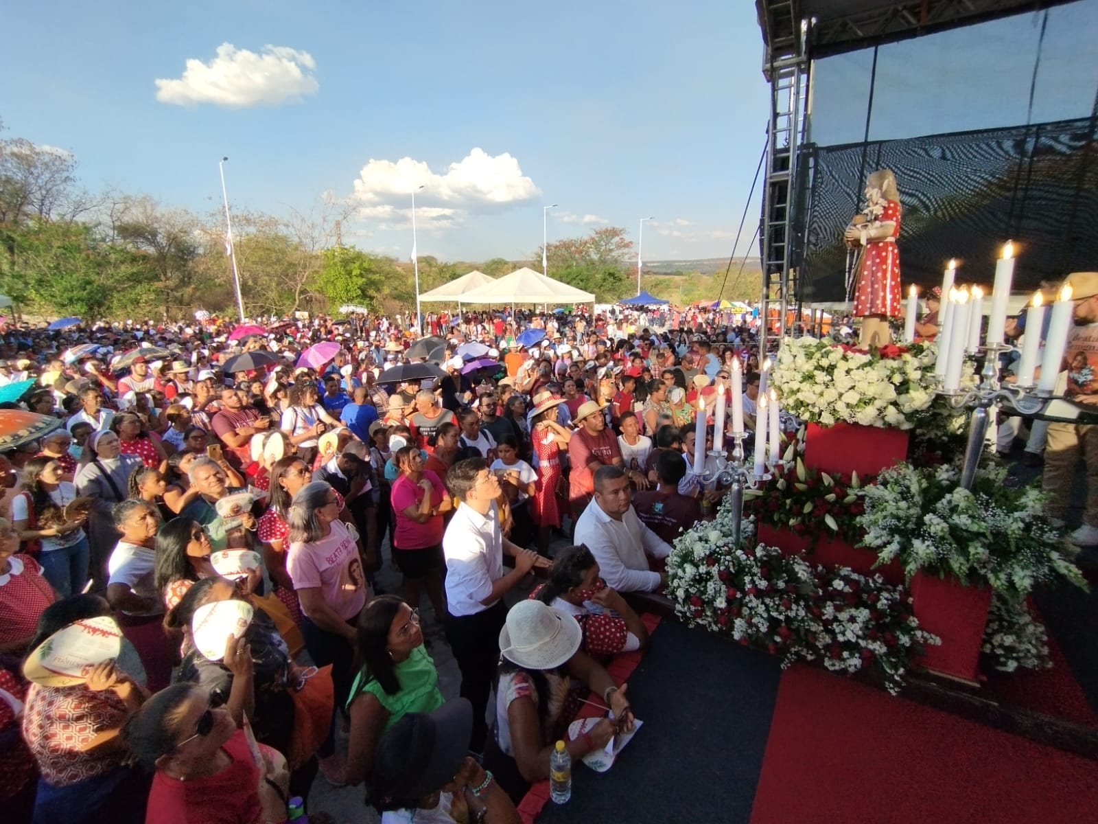 Procissão reúne milhares de fiéis na Romaria de Benigna em Santana do Cariri; assista