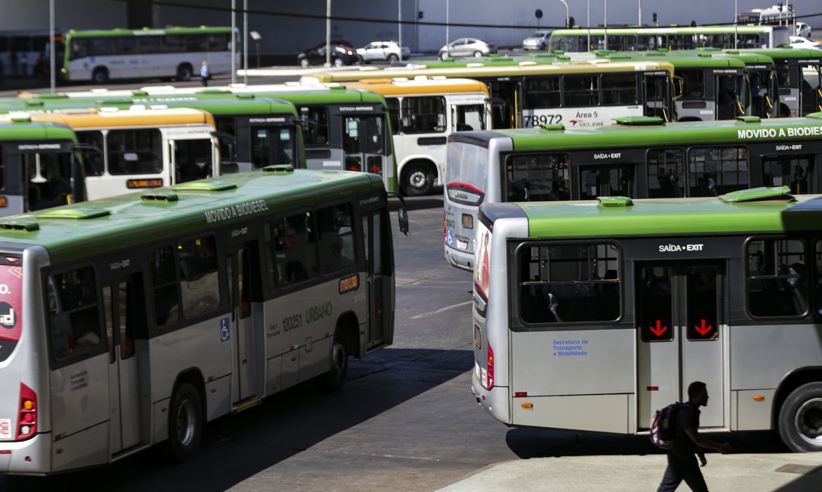 Volume de serviços cai 0,9% em agosto