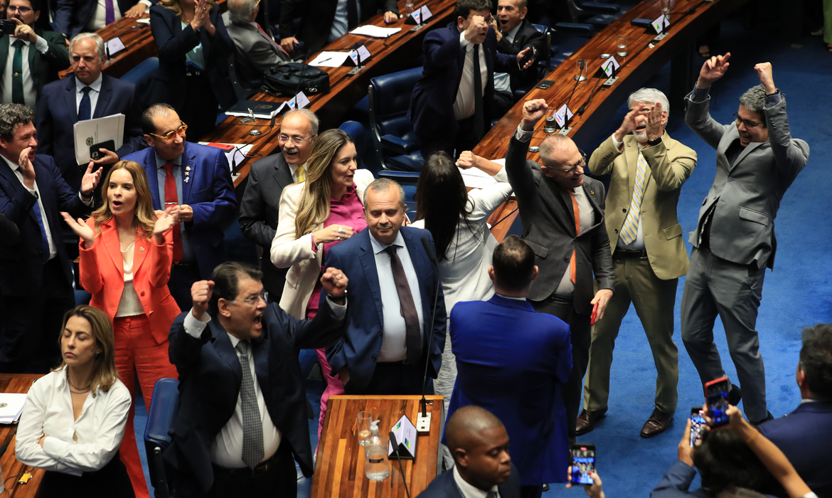 Senado aprova reforma tributária; texto volta à Câmara