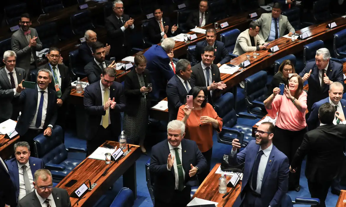 Senado aprova PEC que limita decisões individuais de ministros do STF