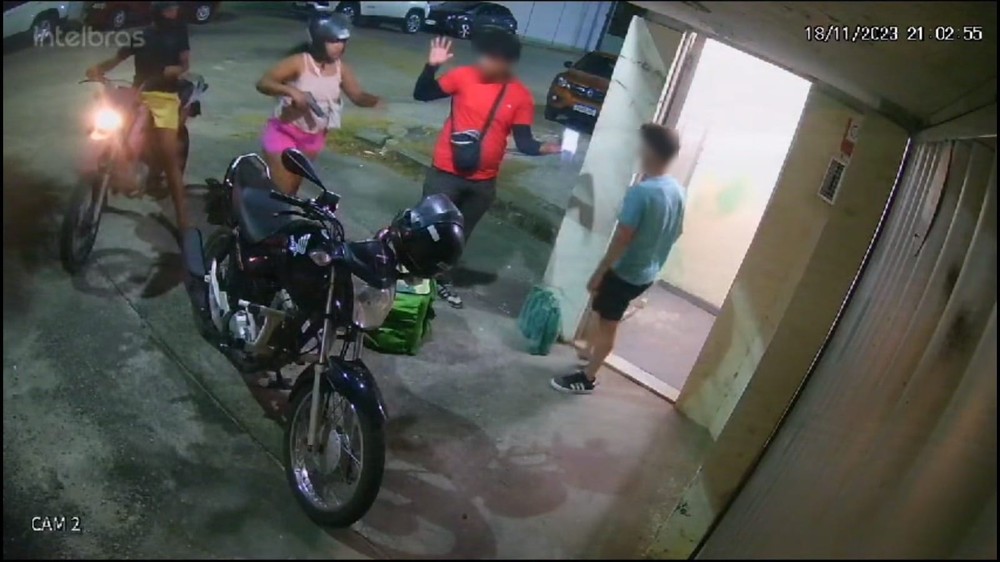 Casal rouba moto de entregador enquanto cliente pagava pedido em Fortaleza