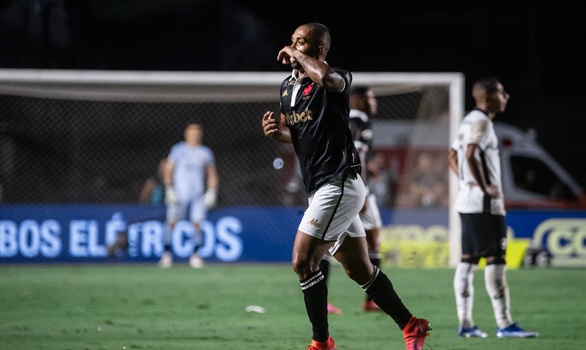 Vasco vence Botafogo por 1 a 0 e deixa Z4 do Brasileiro