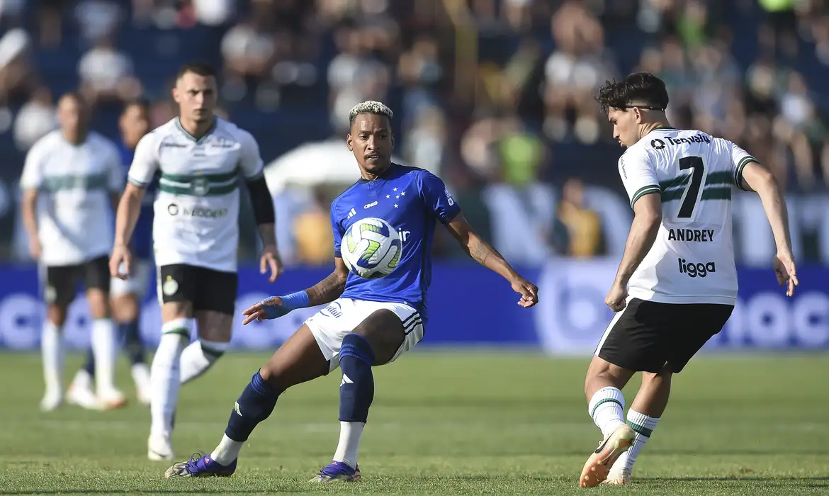 Coritiba e Cruzeiro jogarão sem torcida até o fim do Brasileiro