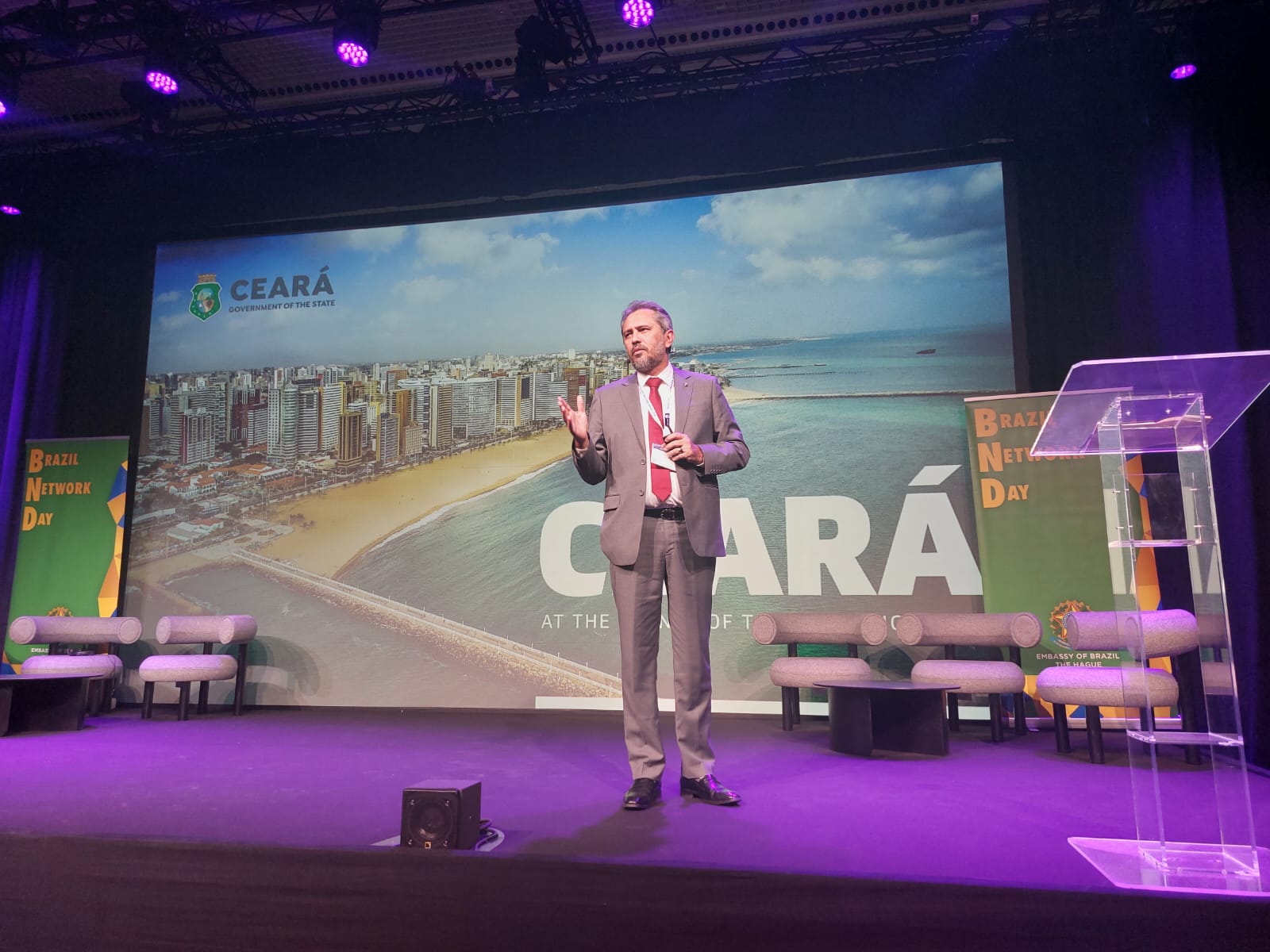 Governador Elmano de Freitas apresenta hubs aéreo e portuário do Ceará em evento econômico na Holanda