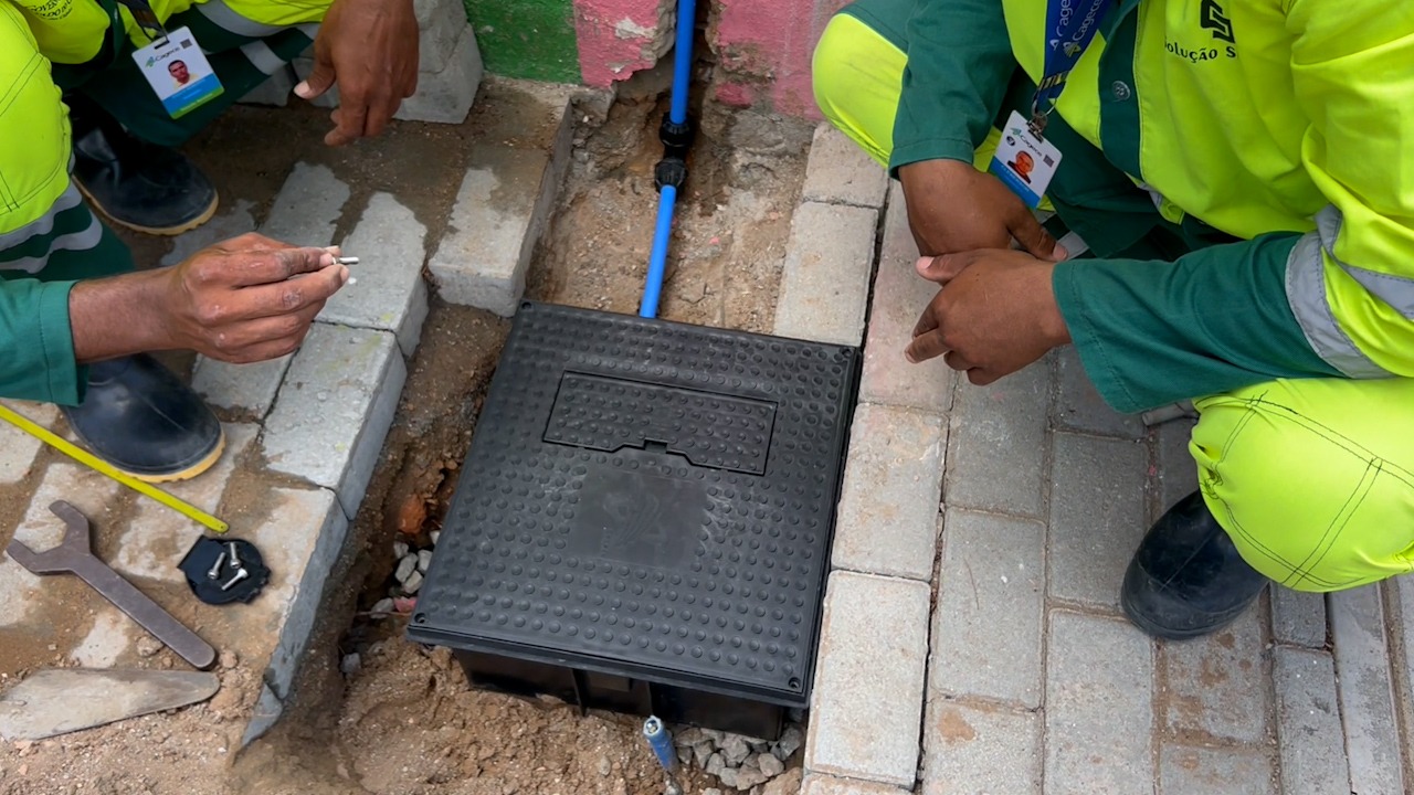 Cagece inicia instalação de protetores de hidrômetros nas calçadas