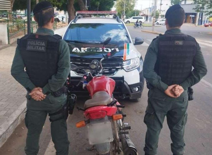 Homem com antecedentes criminais é preso junto a uma moto roubada em Juazeiro do Norte