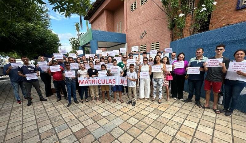 AO VIVO: pais e alunos realizam nova manifestação e pedem matrículas dos aprovados no Colégio da Polícia Militar