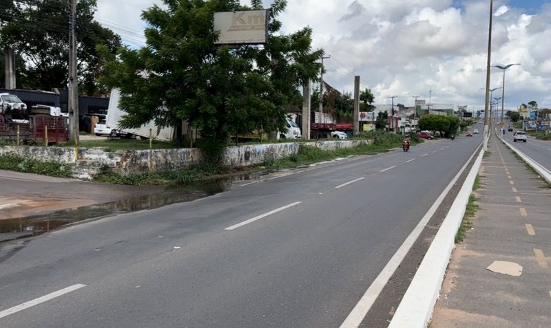 Populares pedem readequação de calçamento ocupado por sucataria na cidade do Crato