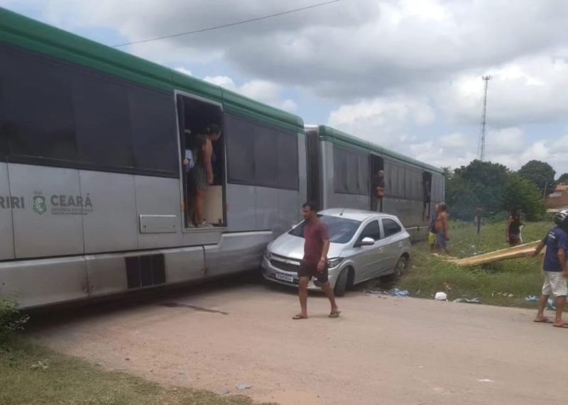 Vídeo: novo acidente entre carro e VLT do Cariri é registrado em Juazeiro após 24 horas