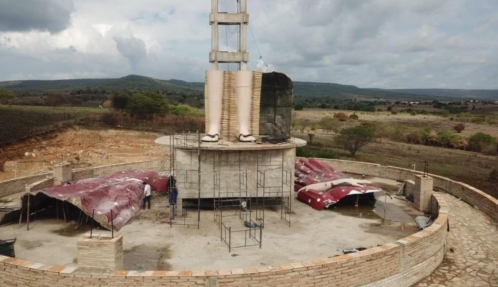 Monumento da beata Menina Benigna, com 26 metros de altura, começa a ser montado em Santana do Cariri