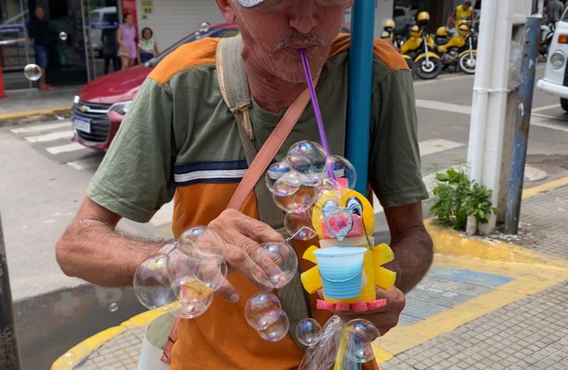 Quadro “Conta Tua História” traz seu José Neto, vendedor de brinquedos de bolha de sabão