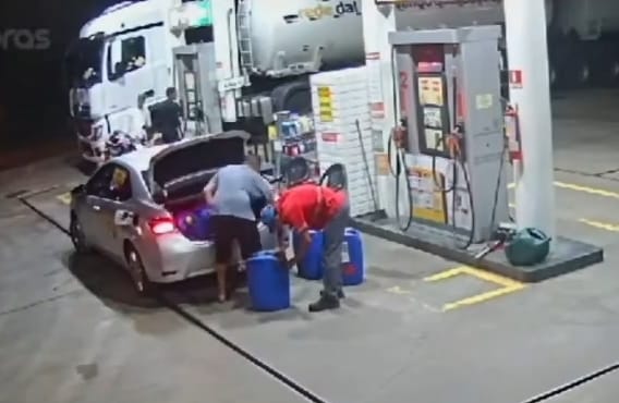 Vídeo: motorista furta galões cheios de gasolina em posto de combustível em Barbalha