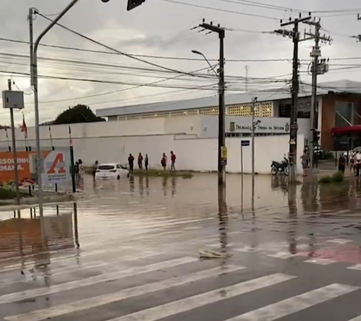 AO VIVO: trecho da avenida Padre Cícero fica congestionado após fortes chuvas em Juazeiro do Norte