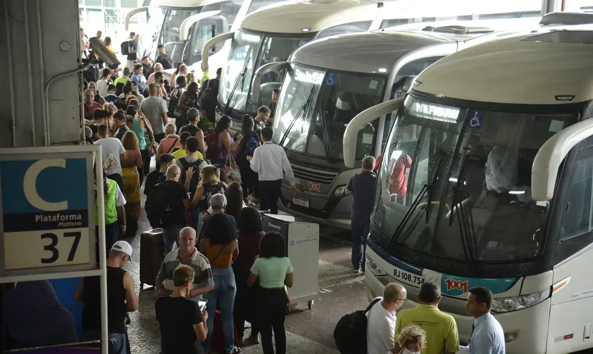 Projeto em análise na Câmara, reserva vagas para passageiras se sentarem ao lado de outras mulheres em ônibus de viagem