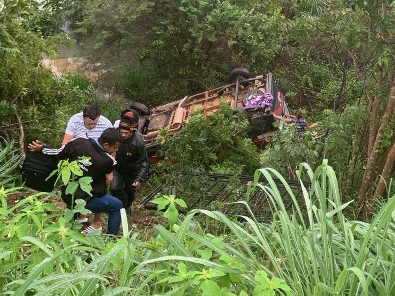 Topique cai em ribanceira e deixa cerca de 11 pessoas feridas em Caririaçu