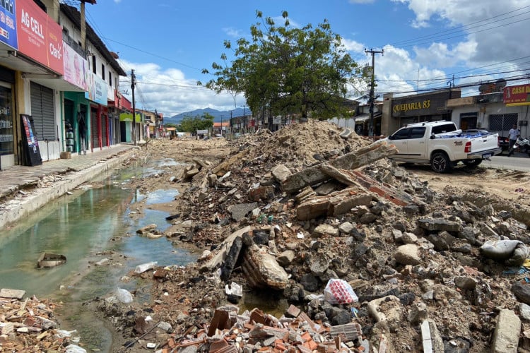 Comerciantes denunciam obra parada com acúmulo de lixo avenida de Maracanaú