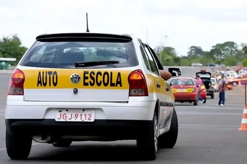 Veículos usados em autoescolas terão idade máxima, decide comissão do Senado