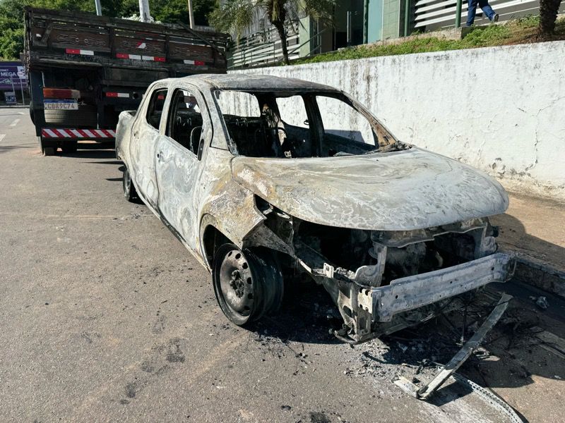 AO VIVO: suposto carro usado na morte de Erasmo Morais é encontrado incendiado em Crato