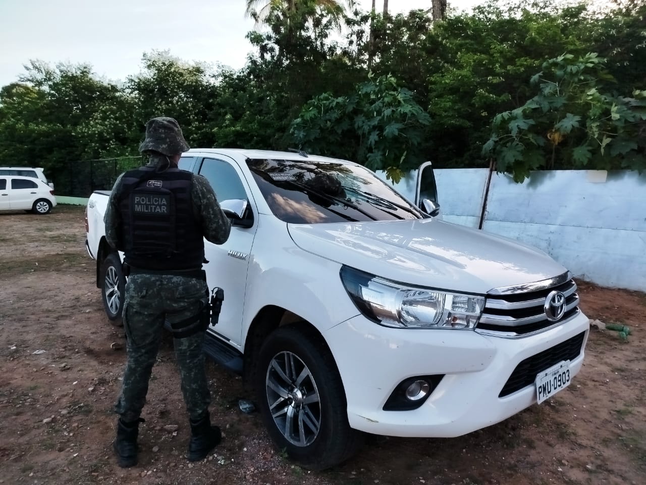 Hilux furtada por meio de guincho é recuperada pela Polícia e restituída ao proprietário, no Crato