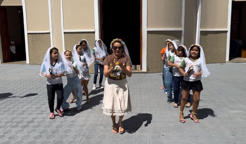 Escola Martiniano Alencar homenageia Socorro Luna, a “solteirona mais famosa do Brasil”, na abertura do Pau da Bandeira, em Barbalha