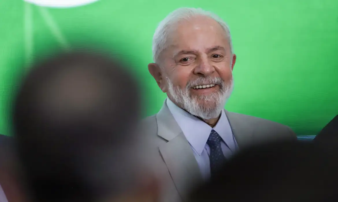 Presidente Lula comemora resultado do PIB e diz que país está no rumo certo