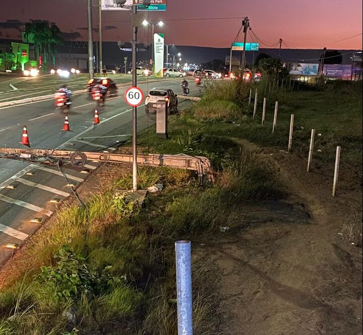 AO VIVO: trânsito lento na avenida Padre Cícero após queda de postes de telefonia na cidade do Crato