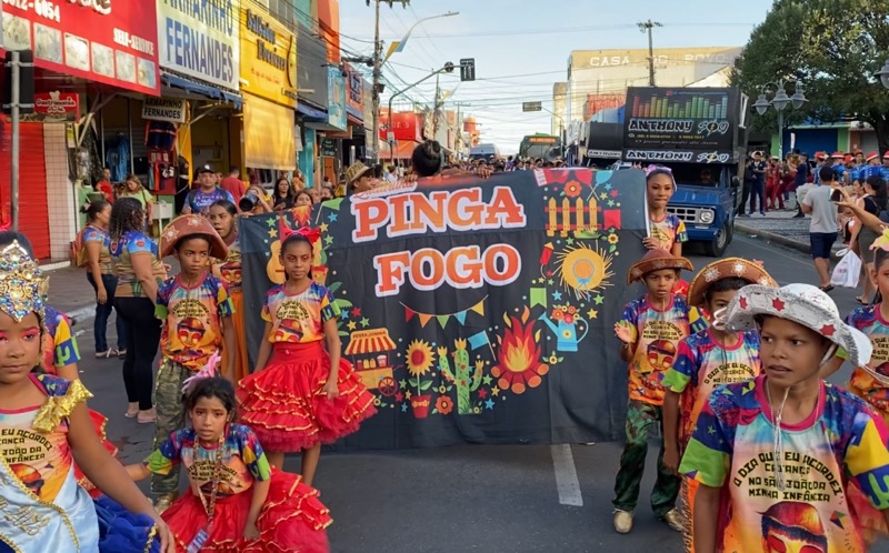 Cortejo cultural pela rua São Pedro marca abertura do Juá Forró 2024