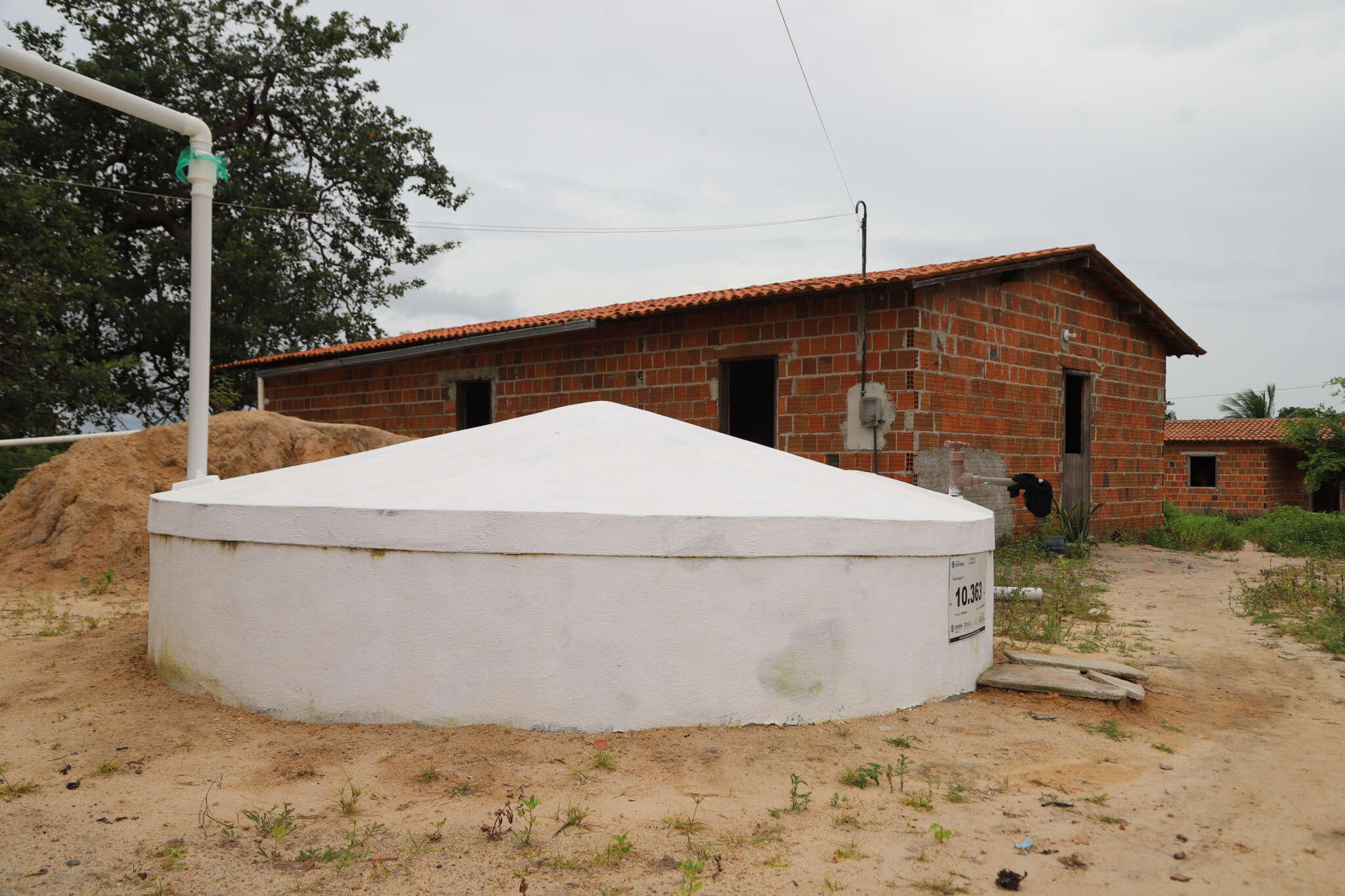 Governo do Ceará assina construção de 11 mil cisternas em 80 municípios do estado