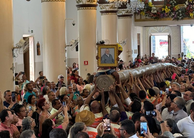 Estudantes participam do carregamento do “pau-mirim”, na Festa de Santo Antônio em Barbalha