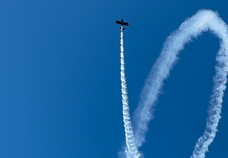 Cantor Waldonys realiza acrobacias com avião nos céus da cidade de Barbalha